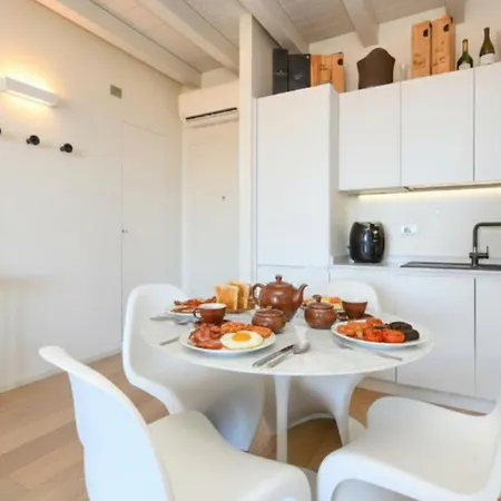 Warda Lovely Desenzanoloft Official Partner Homes & By Marriott Bonvoy Appartement Desenzano del Garda